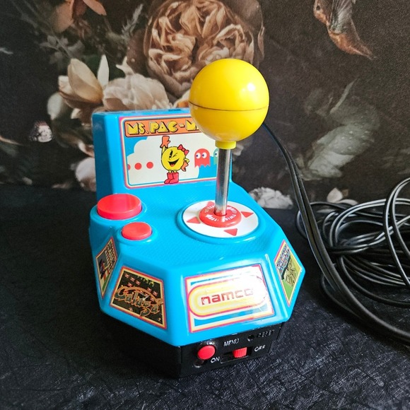JAKKS PACIFIC NAMCO Ms Pac-Man Plug N Play 5-in-1 Game Controller - TESTED - Picture 1 of 10